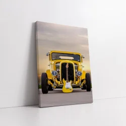Tablou Auto Premium Reinventarea Legendei – Artă Canvas Modernă cu Mașină Hot Rod Galbenă și Chitară Electrică pentru Living, Birou sau Garaj