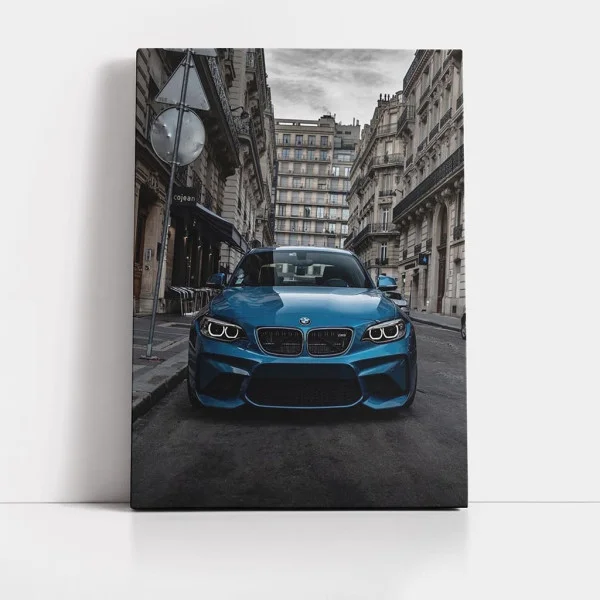 Tablou Auto Premium Viteza și Stil – Artă Canvas Modernă cu Mașină Sport Albastră pe Stradă Urbană pentru Birou, Living sau Garaj