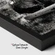 Tablou Auto Premium Frânturi de Istorie – Pânză Canvas Monocromă cu Camionetă Americană de Epocă