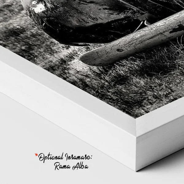 Tablou Auto Premium Frânturi de Istorie – Pânză Canvas Monocromă cu Camionetă Americană de Epocă