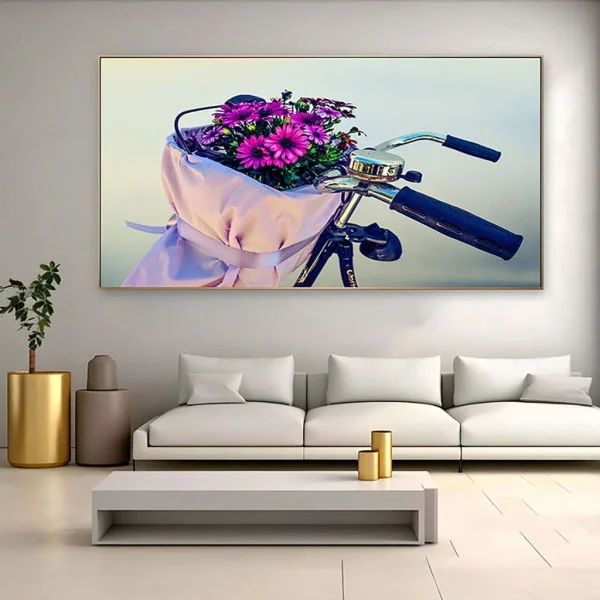 Tablou Bicicleta Premium Călătorie Florală – Canvas Modern cu Ghidon de Bicicletă Retro și Coș cu Flori Mov pentru Living, Birou sau Hol